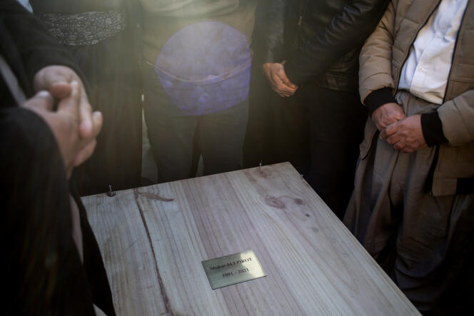 Beerdigung von Shakar Ali Pirot in Rania (Irak), am 26. Dezember 2021. Der Mann starb bei dem Versuch, am 24. November 2021 mit einem kleinen Boot den Ärmelkanal nach England zu überqueren. Siebenundzwanzig Menschen starben bei diesem Schiffsunglück.