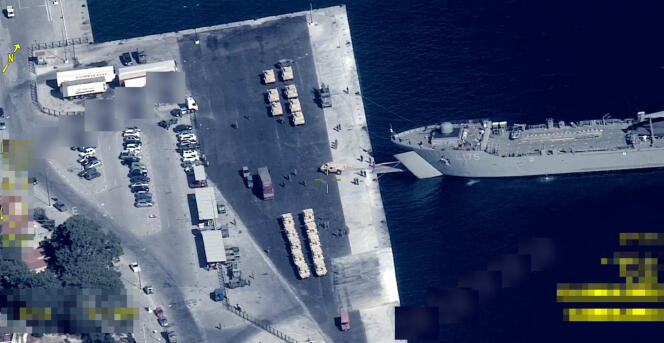 Vue d’un déploiement grec de véhicules blindés sur une île de la mer Egée, prise par des drones militaires turcs, le 18 septembre 2022 (image fournie par le ministère turc de la défense).  