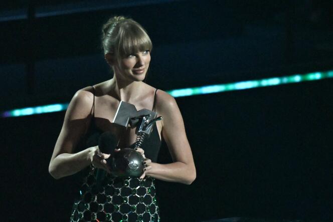2022 m. lapkričio 13 d. Diuseldorfe (Vokietija) vykstančioje MTV Europos muzikos apdovanojimų ceremonijoje amerikiečių dainininkė Taylor Swift pozuoja su savo apdovanojimu už geriausią ilgos formos vaizdo klipą.