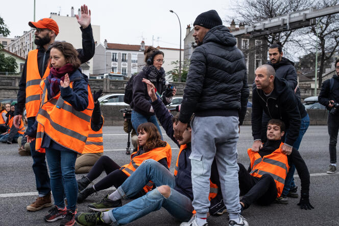 Members of the Last Renovation collective block motorists on the ring road, Porte d'Ivry, in Paris, on November 11, 2022. 
