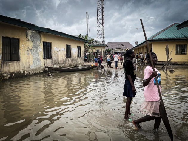 Oporoma, Nigeria, 6 de noviembre de 2022. Algunos vecindarios ahora están secos, pero la mayor parte de esta ciudad ribereña todavía está completamente sumergida.  Los habitantes sólo se aventuran allí en canoa.