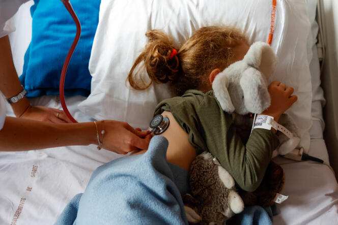 Le docteur Blondé examine Elena, 5 ans, à Nancy, le 15 novembre 2021. Le service des urgences pédiatriques est sous tension avec un rebond de l'épidémie de bronchiolite.
