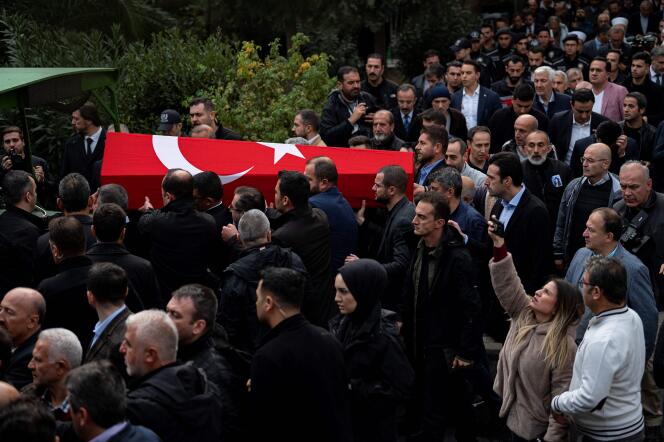 Cérémonie funéraire, le 14 novembre 2022 à Istanbul, de victimes de l’attentat de la rue Istiklal perpétré la veille.