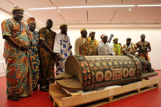 Les chefs Bidjan autour du djidji ayôkwé, « tambour parleur » de l’ethnie Tchaman, au Musée du quai Branly à Paris, le 7 novembre 2022.