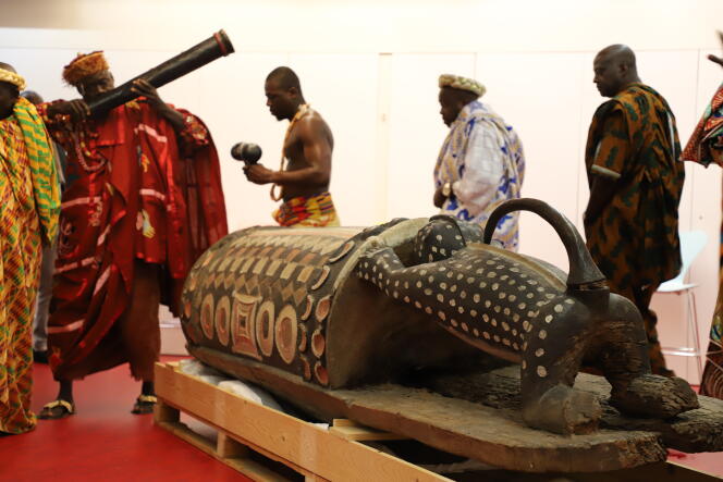 Des chefs Bidjan autour du djidji ayôkwé, « tambour parleur » de l’ethnie Tchaman, au Musée du quai Branly à Paris, le 7 novembre 2022.