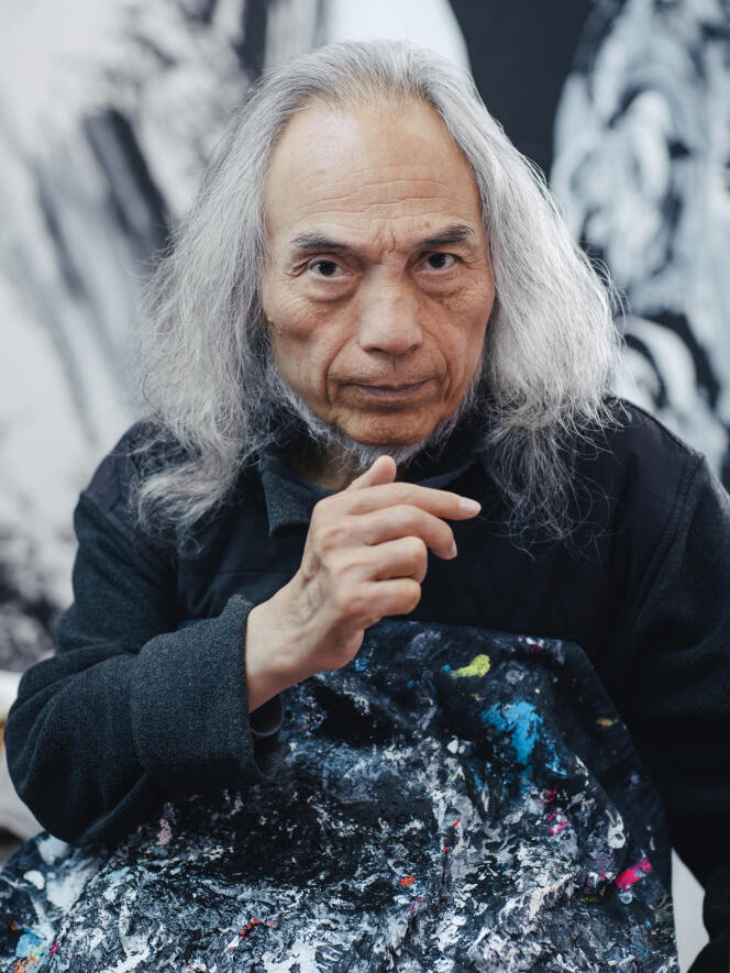 Le peintre Ma Desheng dans son atelier, à Paris, le 4 novembre 2022.