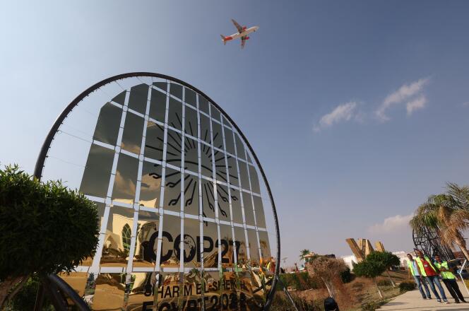 Un avión sobrevuela el Centro de Convenciones de Sharm El-Sheikh (Egipto), donde se celebran la mayoría de las reuniones de la COP27, el 15 de noviembre de 2022.