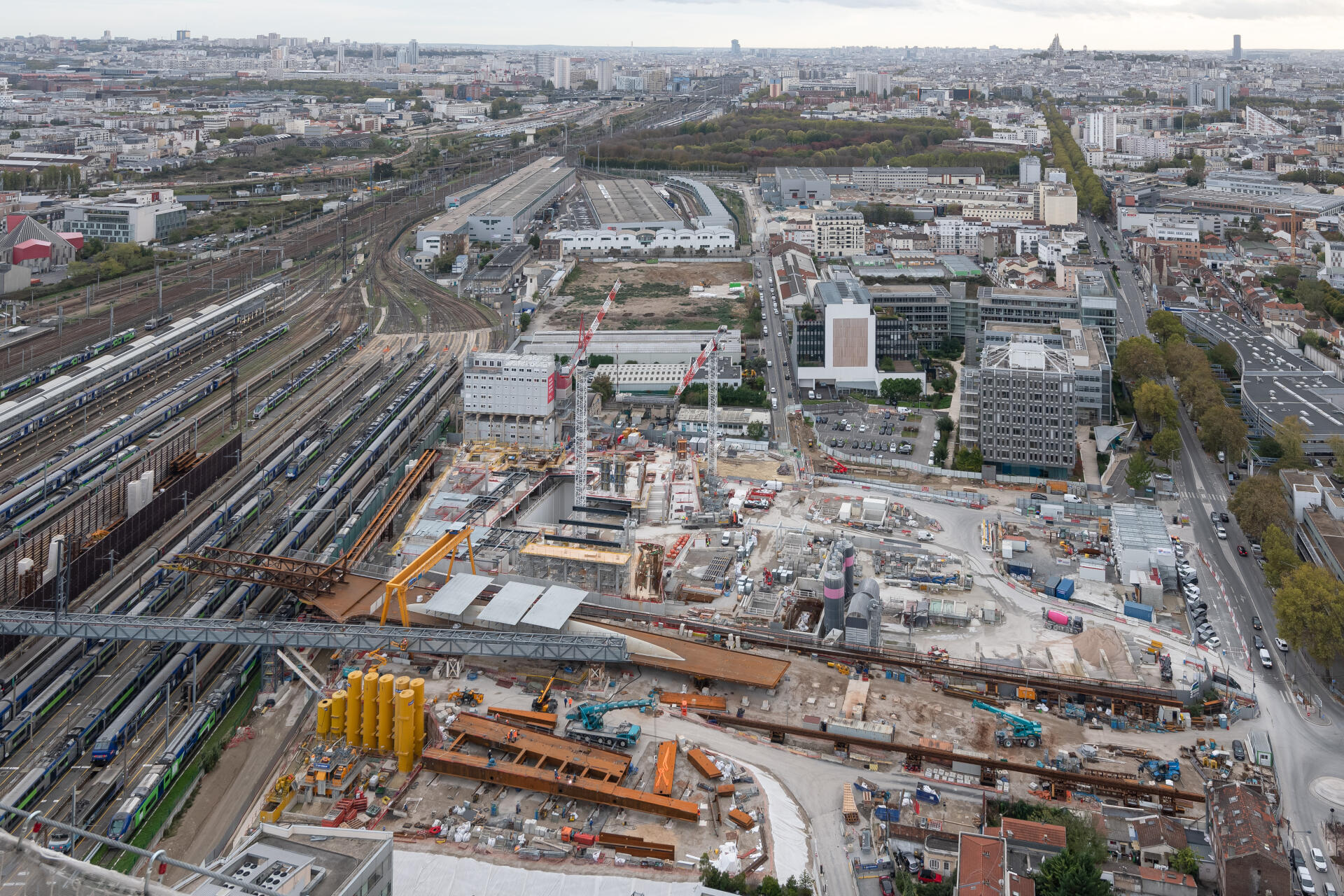 Passerelles au-dessus des voies ferrées et de la Seine, le 8 novembre 2022.