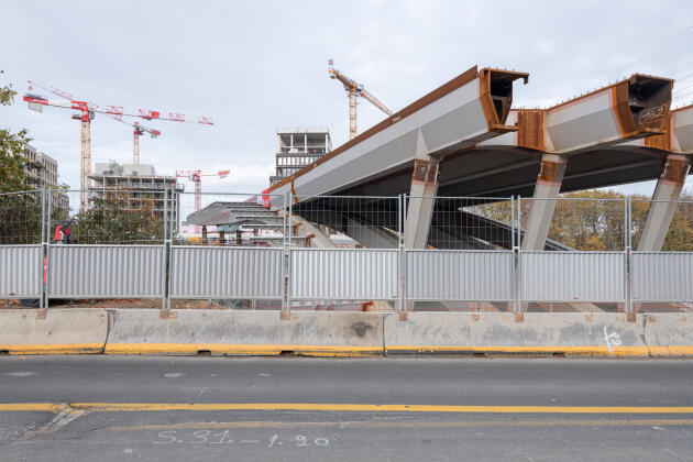 Construction d’un pont pour piétons, vélos et bus, entre Saint-Denis et L’Ile-Saint-Denis, le 8 novembre 2022.
