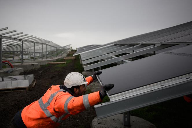 Installation de panneaux photovoltaïques dans une ferme solaire de l’entreprise JPEE, à Pessac (Gironde), le 15 novembre 2022.
