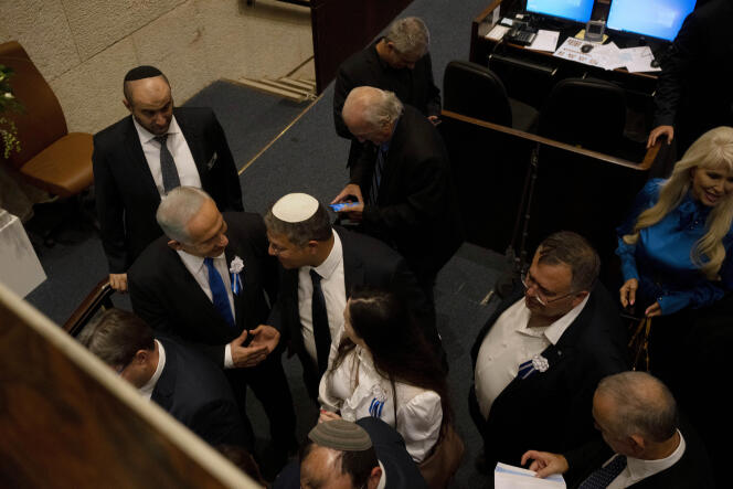 Benyamin Nétanyahou, le futur premier ministre israélien (à gauche), et Itamar Ben Gvir, chef de file de la liste Sionisme religieux, se serrent la main, à la Knesset, à Jérusalem, le 15 novembre. 