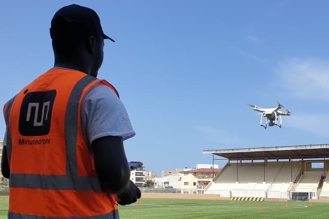 Un stagiaire en formation de maniement de drone au stade Ngor de Dakar, en novembre 2022.