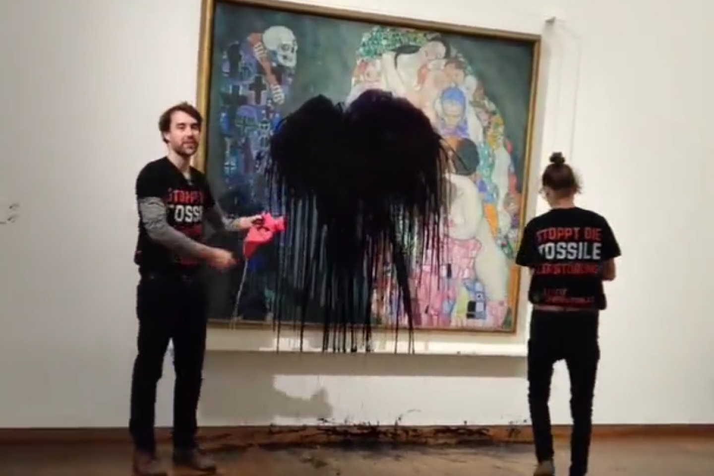 Le tableau de Gustav Klimt « Mort et vie » aspergé d’un liquide noir par des militants écologistes en Autriche