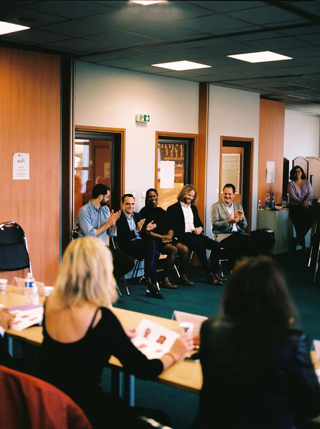 Les cinq finalistes face à leur jury (de gauche à droite, Antonin Paillet, Jean-Baptiste Leclerc, Maïmouna Haïdara, Baptiste Hervieux et Guillaume Arnaud), à Bobigny, le​ 19 octobre 2022.