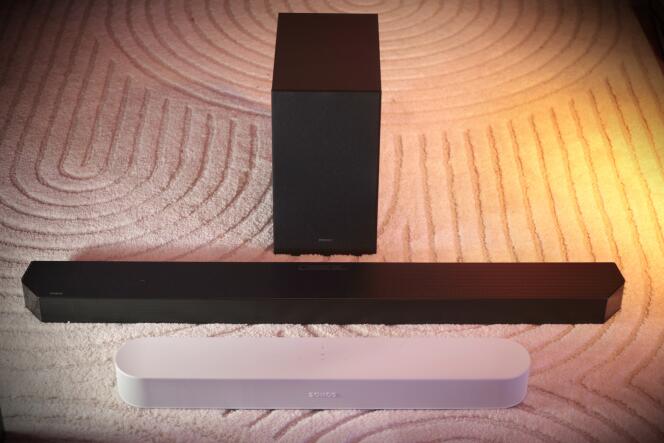 Above, the Samsung Q600B, which wins this comparison with its subwoofer.  Below, in the foreground, the Sonos Beam 2 rises to second place.  Here the refresher is presented in white color, it is also available in black color.
