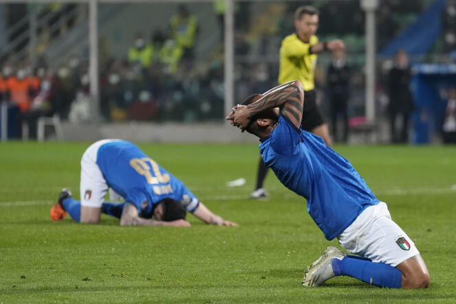 The disappointment was immense for Joao Pedro (in the foreground) and Alessandro Bastoni after Italy's defeat against North Macedonia (0-1) in the World Cup play-off, Thursday March 24, 2022 at the Renzo-Barbera stadium , in Palermo.