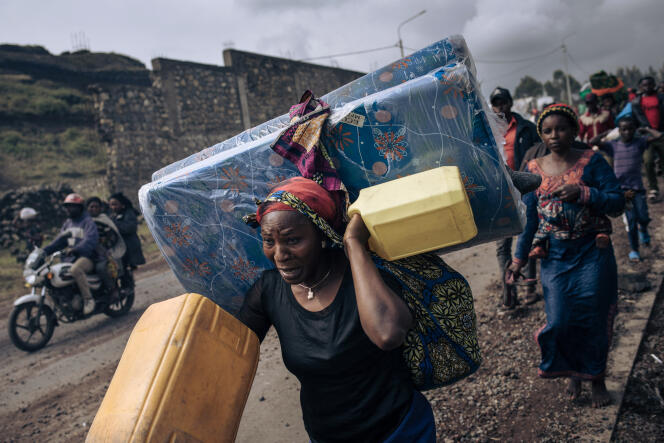 Des déplacés fuient le camp de Kanyarushinya en direction de Goma, la capitale du Nord-Kivu, dans l’est de la République démocratique du Congo, le 15 novembre 2022.