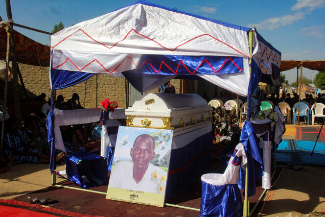 A N’Djamena, le 28 octobre 2022, lors des funérailles du journaliste tchadien Narcisse Oredje, tué lors de des manifestations du 20 octobre.