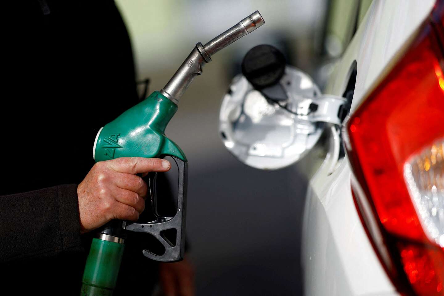 Alors que la ristourne sur le carburant baisse, l’Etat et les collectivités peinent à proposer des solutions face à la voiture
