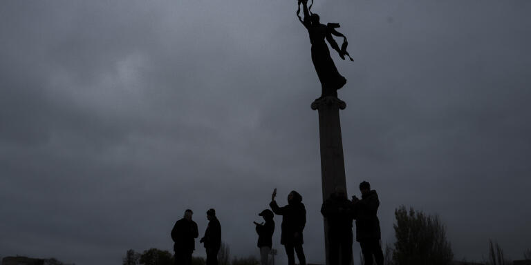 At the foot of the monument of the Unknown Soldier, near the Slavy park, Ukrainians try to get a Russian network facing the left bank of the Dnieper, in Kherson, November 13, 2022.