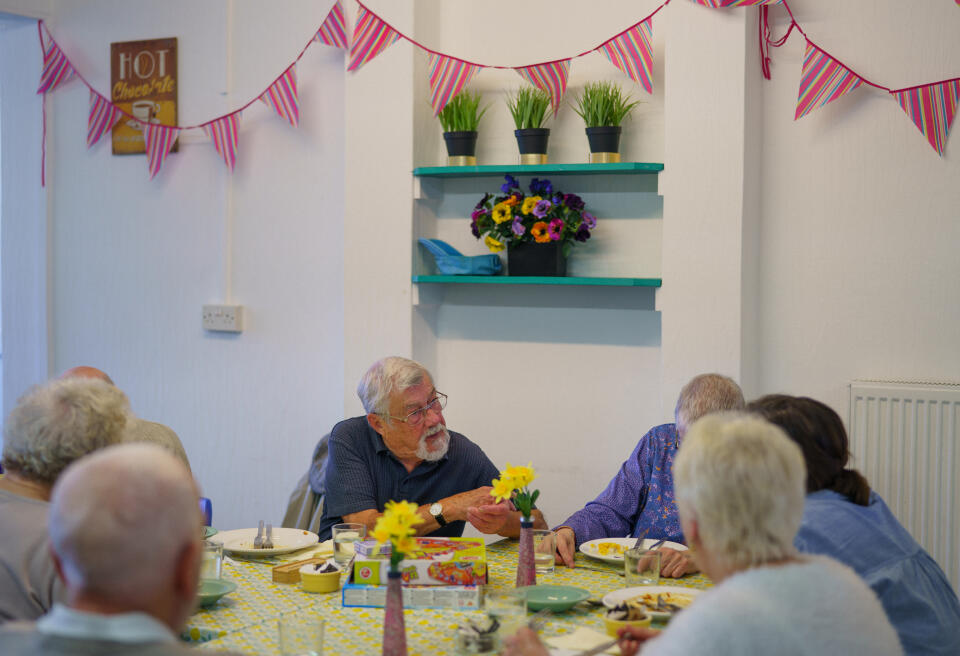 Au centre de la table, Anthony, l'un des fidèles participants du "Lunch Club" organisé par l'association caritative CVST à Clacton-on-Sea (Royaume-Uni), le 8 novembre 2022.
