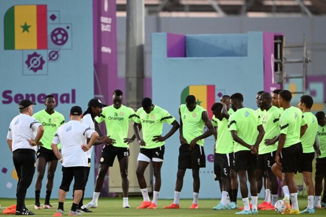 Senegal coach Aliou Cissé (4th from left) and the Teranga Lions during a training session in Doha on November 16, 2022.