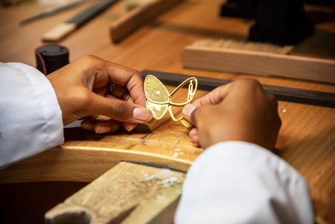Limer les ailes d’un pendentif en forme de papillon. En 2021, pour la première édition de « De mains en mains ». 
