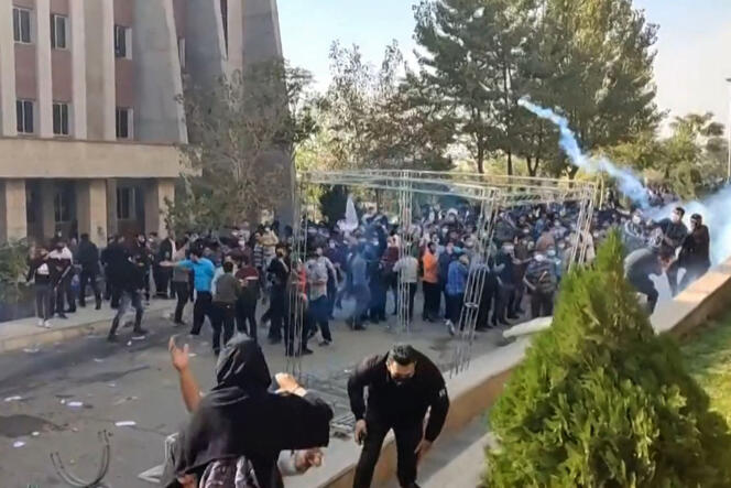 Capture d’écran d’une vidéo du 30 octobre 2022 montrant des affrontements dans le secteur de l’université de Téhéran nord. 