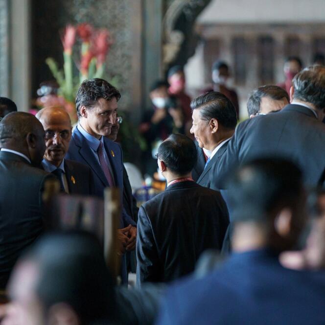 Canadian Prime Minister Justin Trudeau (L) speaking to Chinese President Xi Jinping as Trudeau arrives at the G20 in Bali on November 15, 2022. 