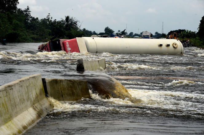 Un camión cisterna se vuelca durante las inundaciones en la región de Ahoada en Nigeria el 21 de octubre de 2022.