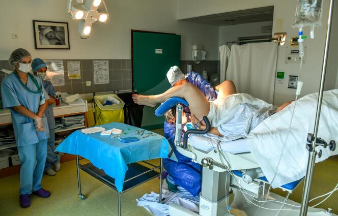 Une sage-femme assistée d’un interne et de puéricultrices pratique un accouchement sur une femme à la clinique médicale Saint-Vincent-de-Paul à Lille, le 17 août 2018.