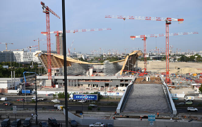 La création du centre aquatique à Saint-Denis (ici le chantier en août 2022) est l’un des gros investissements réalisés dans la perspective des Jeux olympiques et paralympiques. 