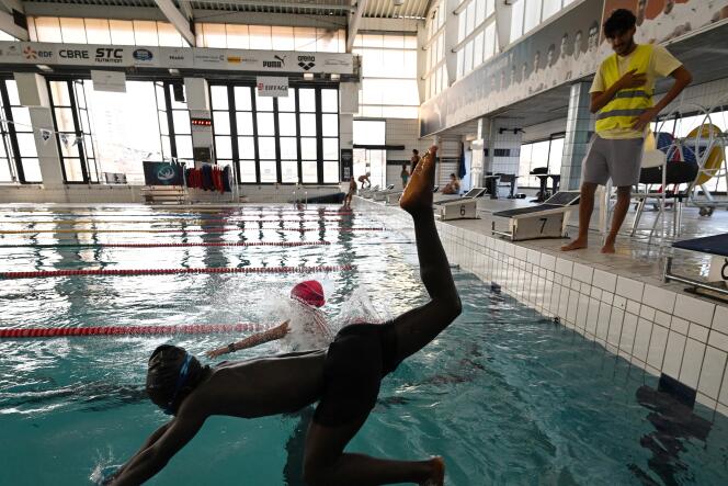L’enjeu de la rénovation des équipements sportifs, notamment des piscines, a pris encore plus d’importance avec la hausse des prix de l’énergie. Sur le cliché, des enfants de quartiers défavorisés plongent alors qu’ils apprennent à nager dans le cadre d’un projet social « Un pas vers la mer » à Marseille, le 27 juillet 2022.