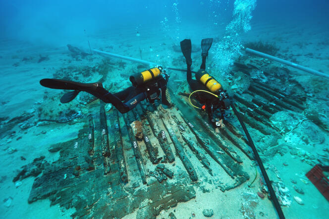 L’épave « Ouest-Giraglia-2 » lors de sa fouille au Cap Corse en juin 2010. Les archéologues du Drassm n’ont retrouvé que la coque et les dolia, les amphores ayant été pillées sur ce site antérieurement.