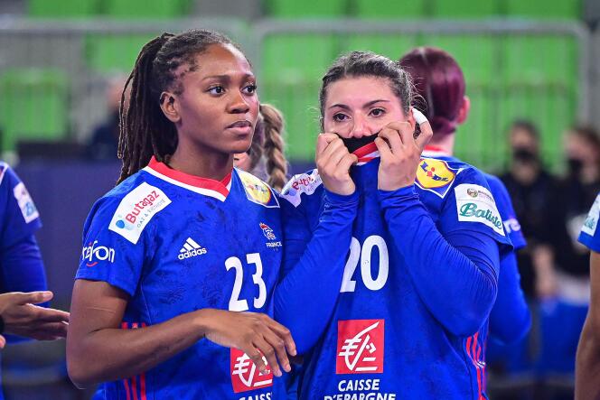 The French Deborah Lassource and Laura Flippes, in tears, after the defeat of France against Norway, in the semi-final of the Women's Handball Euro, November 18, 2022.
