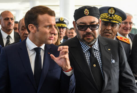 French President Emmanuel Macron (C-L) gestures as he speaks with Morocco's King Mohamed VI (C-R) upon their arrival at Rabat Agdal train station for the inauguration of a high-speed railway line on November 15, 2018. - French President Emmanuel Macron visits Morocco to take part in the inauguration of a high-speed railway line that boasts the fastest journey times in Africa or the Arab world. (Photo by FADEL SENNA / AFP)