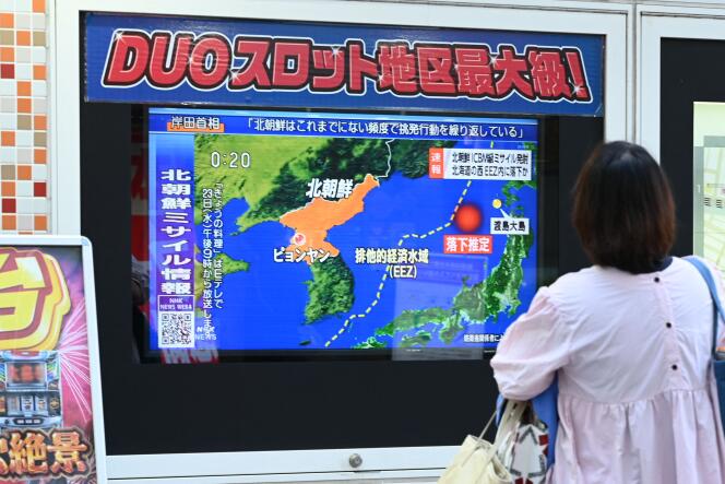 Un programa de televisión transmite el anuncio de un misil norcoreano que habría caído en las aguas de la Zona Económica Exclusiva (ZEE) del país, frente a la región norteña de Hokkaido, en Tokio el 18 de noviembre de 2022.