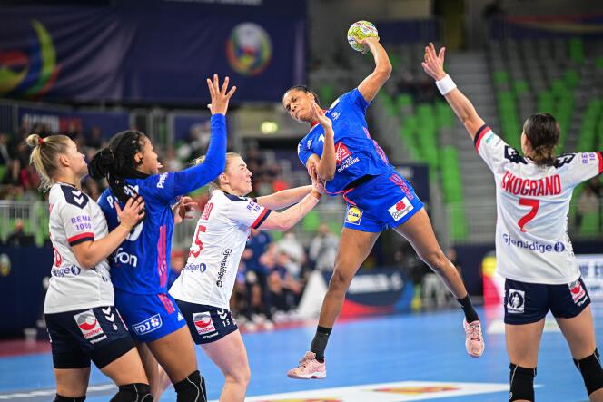 The French Océane Sercien Ugolin tries to make her way through the heart of the Norwegian defense, in the semi-finals of the EURO, on November 18, 2022, in Ljubjana.