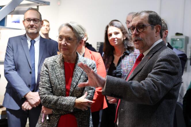 Prime Minister Elizabeth Bourne and 2022 Nobel Prize in Physics to Alain Aspect at the Optical Institute of Paris-Saclays University (Esson), 18 November 2022.