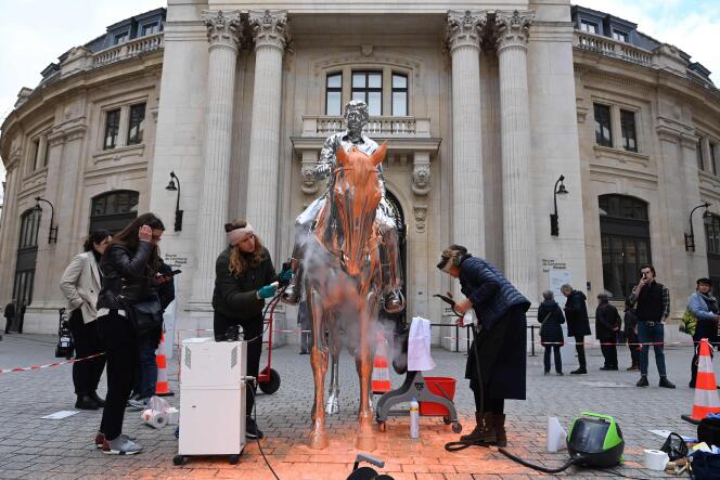Opération de nettoyage de l’œuvre de Charles Ray éclaboussée de peinture orange par des militants du collectif Dernière Rénovation, devant la Bourse de commerce de Paris, le 18 novembre 2022.