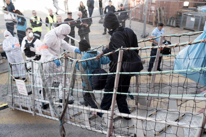 Des migrants à Toulon après avoir été secourus par l'organisation humanitaire maritime SOS Méditerranée le 11 novembre 2022 