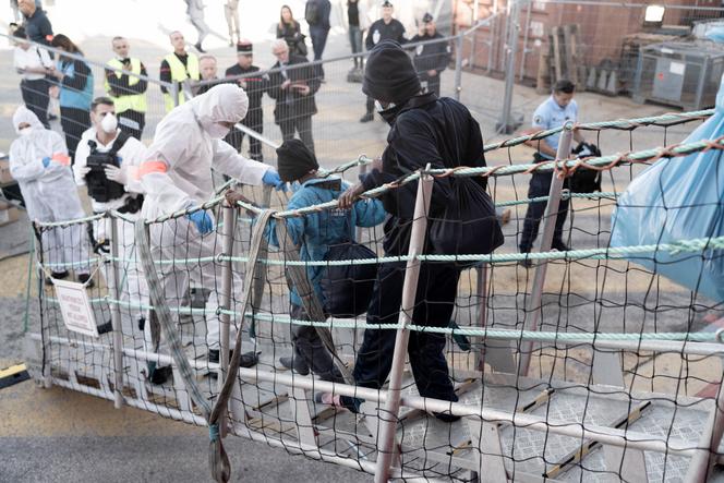 Migrantes abandonan el “Ocean-Viking” en Toulon el 11 de noviembre de 2022, tras ser rescatados por la organización humanitaria marítima SOS Méditerranée.