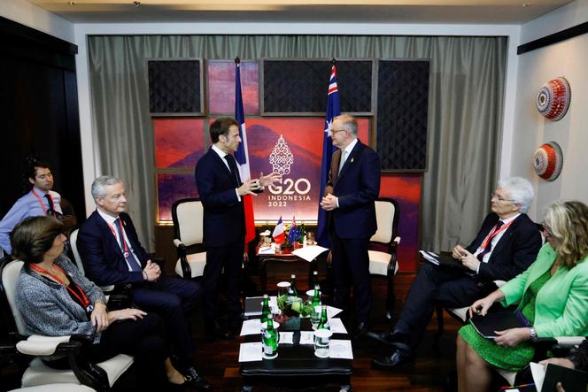 Emmanuel Macron, con el primer ministro australiano Anthony Albanese, al margen de la cumbre del G20 en Nusa Dua, en la isla indonesia de Bali, el 16 de noviembre de 2022.