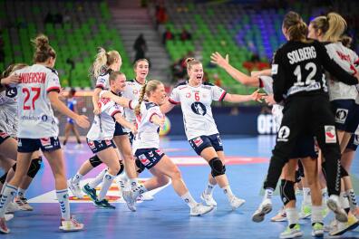 Norway’s line player Maren Nyland Aardahl (C) and other players of the team celebrate after winning the EHF Women’s European Championship semi-final handball match between Norway and France at the Arena Stozice in Ljubljana on November 18, 2022. (Photo by Jure Makovec / AFP)