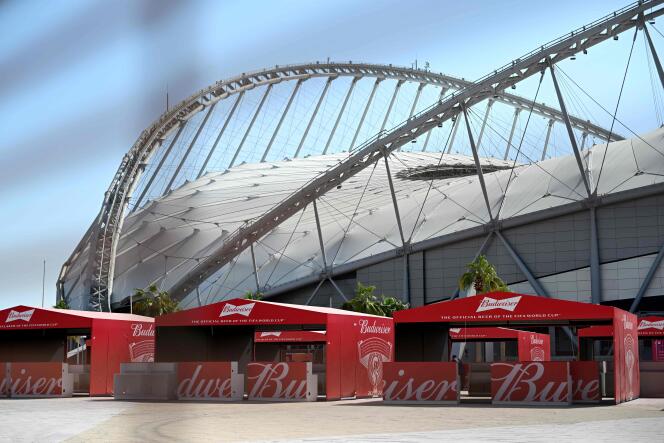 Two days before the start of the World Cup, Qatar has decided to further restrict access to alcoholic beverages, initially authorized around the stadiums.