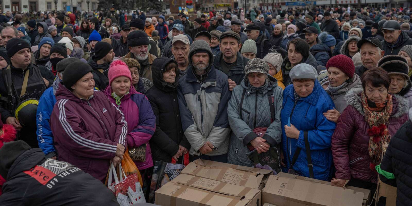 Des habitants attendent la distribution de produits alimentaires dans le centre de Kherson, le 18 novembre 2022.