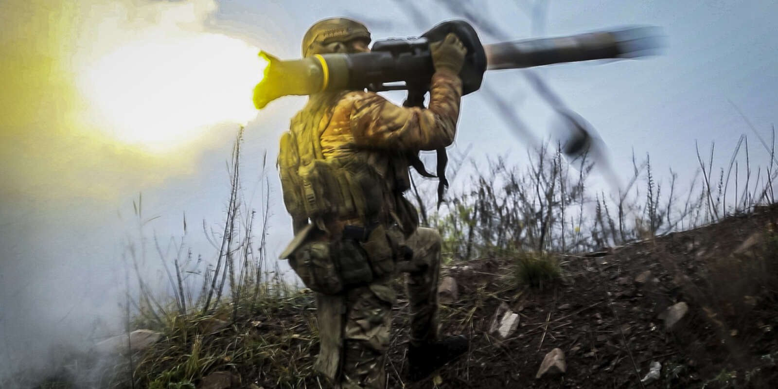 Un soldat ukrainien tire un missile antichar dans un lieu tenu secret dans l’oblast de Donetsk, en Ukraine, le 17 novembre 2022.