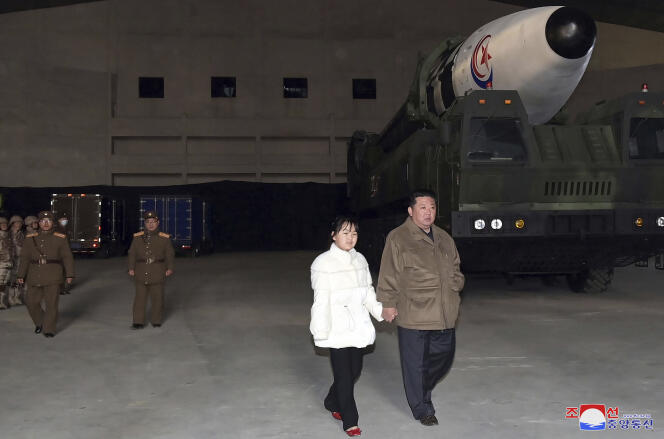 Kim Jong-un y su hija durante la presentación de un misil Hwasong-17, en Pyongyang, el viernes 18 de noviembre de 2022. 
