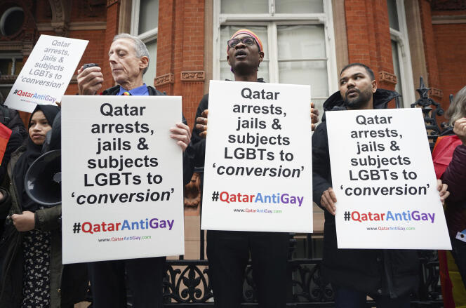 Des activistes britanniques protestent contre la répression du Qatar envers les personnes LGBT+, à Londres, le 19 novembre 2022.