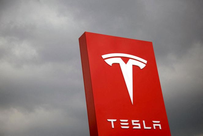 Le logo de Tesla, à Taipei (Taïwan), le 11 août 2017.